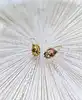 boucles d'oreilles dormeuses motifs fleurs vidées chacune sertie d'un rubis or 750 millième (18 ct) 1,15g