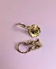 boucles d'oreilles dormeuses motifs fleurs vidées chacune sertie d'un rubis or 750 millième (18 ct) 1,15g