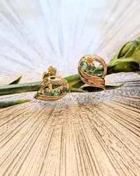 boucles d'oreilles en 2 ors chacune ornée de 3 émmeraudes et 2 petits diamants or 750 millième (18 ct) 2,18g