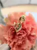 boucles d'oreilles en 2 ors chacune ornée de 3 émmeraudes et 2 petits diamants or 750 millième (18 ct) 2,18g