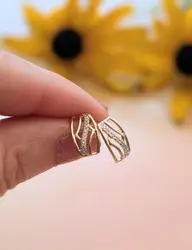 boucles d'oreilles en 2 ors motifs ajourés centrée d'une ligne de petits diamants or 375 millième (9 ct) 0,76g