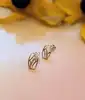 boucles d'oreilles en 2 ors motifs ajourés centrée d'une ligne de petits diamants or 375 millième (9 ct) 0,76g
