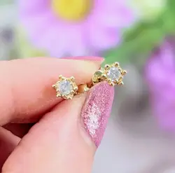 boucles d'oreilles or puces chacune sertie d'un petit diamant d'environ 0,05ct or 750 millième (18 ct) 1,13g