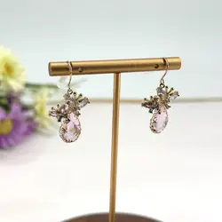 boucles d'oreilles pendantes chacune avec d'une pierre rose