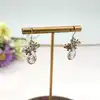 boucles d'oreilles pendantes chacune avec d'une pierre rose