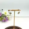 boucles d'oreilles perles synthétiques et fleurs dorées