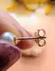 boucles d'oreilles puces chacune ornée d'une perle de culture diamètre 5mm or 375 millième (9 ct) 0,65g