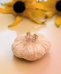 boucles d'oreilles puces en or chacune sertie d'un oxyde carré or 375 millième (9 ct) 0,48g