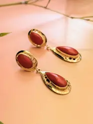 boucles d oreilles vintage en clips chacune ornée de 2 corails rouges dont un pendant or 750 millième (18 ct) 13,74g