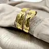 brac bracelet jonc ouvert en forme de vague avec finition martelée