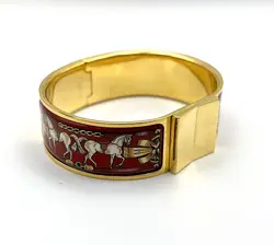 bracelet jonc hermès en émail, orné d'un motif de chevaux rouges, avec finition plaquée or