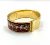 bracelet jonc hermès en émail, orné d'un motif de chevaux rouges, avec finition plaquée or