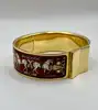 bracelet jonc hermès en émail, orné d'un motif de chevaux rouges, avec finition plaquée or