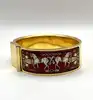 bracelet jonc hermès en émail, orné d'un motif de chevaux rouges, avec finition plaquée or