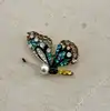 broche broche papillon orné d'oxydes doré,bleu et blanc