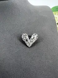 broche coeur pavé d'oxydes en métal argenté