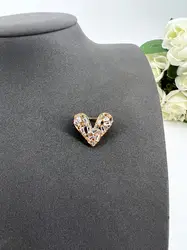 broche coeur pavé d'oxydes en métal doré