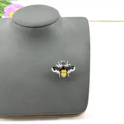 broche en émail motif abeille