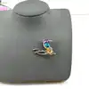 broche en émail motif colibri ornée d'oxydes