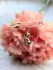 broche épingle orné d'un charm chat or 750 millième (18 ct) 1,39g