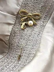 broche épingle salvatore ferragamo noeud en métal doré