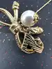 broche épingle salvatore ferragamo noeud en métal doré