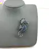broche hippocampe pavée d'oxydes