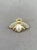 broche motif abeille en métal doré, sertie d’une perle synthétique et d’oxydes