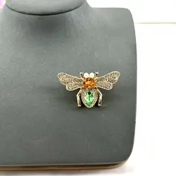 broche motif abeille pavée d'oxydes