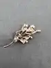 broche motif bouquet de fleurs violettes