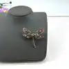 broche motif libellule pavé d'oxydes