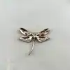 broche motif libellule pavé d'oxydes
