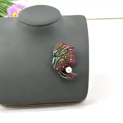 broche motif papillons pavée d'oxydes