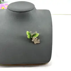 broche motif papillons pavée d'oxydes verts et blancs