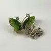 broche motif papillons pavée d'oxydes verts et blancs