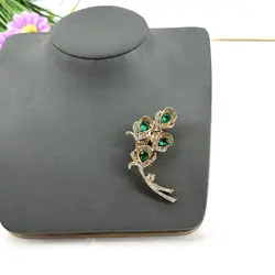 broche plume de paon pavée d'oxydes