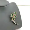 broche plume de paon pavée d'oxydes