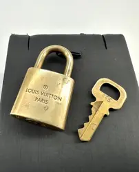 cadenas louis vuitton avec une clé