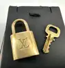 cadenas louis vuitton avec une clé