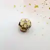 charm pandora ajouré fleurde magnolia rose avec cristal rose et émail blanc et rose nuancé