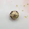 charm pandora ajouré fleurde magnolia rose avec cristal rose et émail blanc et rose nuancé