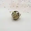 charm pandora ajouré fleurde magnolia rose avec cristal rose et émail blanc et rose nuancé