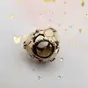 charm pandora ajouré fleurde magnolia rose avec cristal rose et émail blanc et rose nuancé
