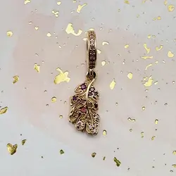 charm pandora feuille de chêne avec cristaux violets et roses