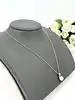 collier en argent avec pendentif en forme de noeud serti d'oxydes retenant une perle ronde argent 925 millième (22 ct) 2,92g