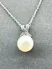 collier en argent avec pendentif en forme de noeud serti d'oxydes retenant une perle ronde argent 925 millième (22 ct) 2,92g