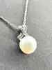 collier en argent avec pendentif en forme de noeud serti d'oxydes retenant une perle ronde argent 925 millième (22 ct) 2,92g