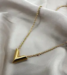 collier louis vuitton essential v en laiton à finition dorée