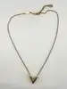 collier louis vuitton essential v en laiton à finition dorée