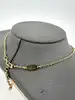 collier louis vuitton essential v en laiton à finition dorée
